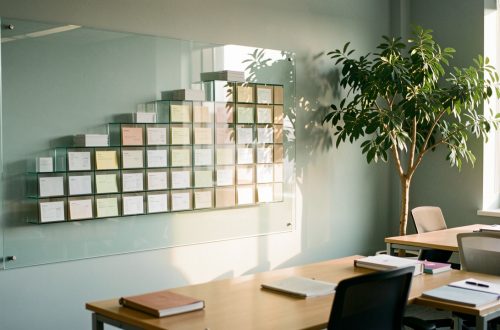 Bureau moderne de conseil avec une représentation visuelle de la croissance stratégique composée de blocs géométriques ascendants et d’un arbre intérieur florissant.